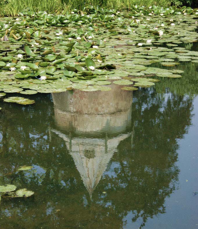 Duiventoren gespiegeld in water